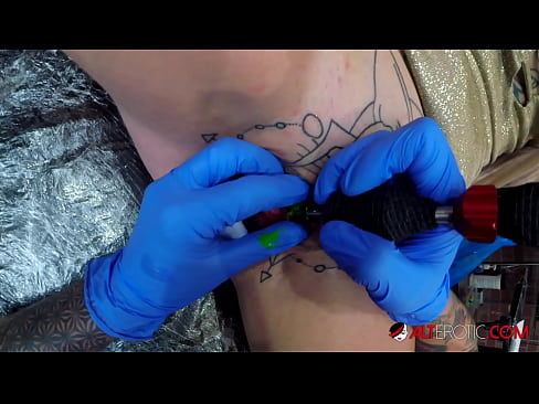 ❤️ Ekstremt tatovert hottie Sully Savage tok en tatovering på klitoris ❤️ Superporno på porno no.hentai-id-tv.ru